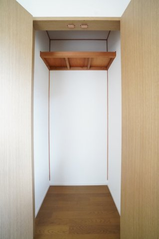2階廊下収納があることで1階まで取りに行く必要がなくなります。
