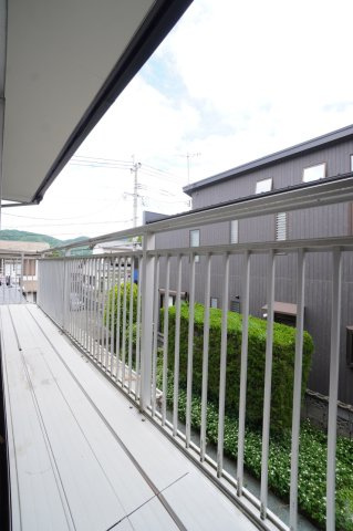 日当たりのいい横幅のあるバルコニー。布団のような大きなものも問題なく干せます！
