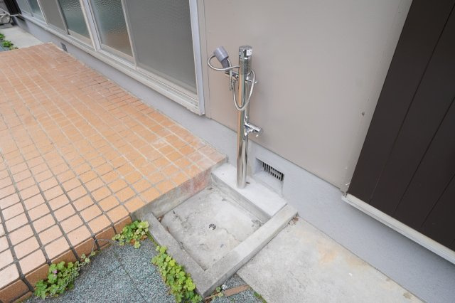 ホースが自由自在に伸びて水の飛び散りも少ないハンドシャワータイプ♪