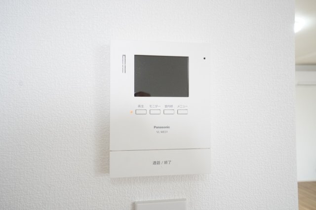 液晶モニター付きインターホンで来客を確認できます。防犯のためにも必ずモニター付きがいいですね♪