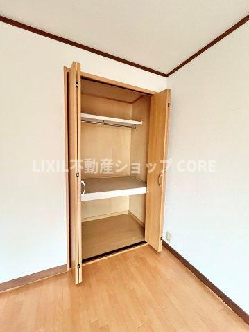 普段着やスーツはもちろんのこと、コート類などもしっかり掛けられます。　