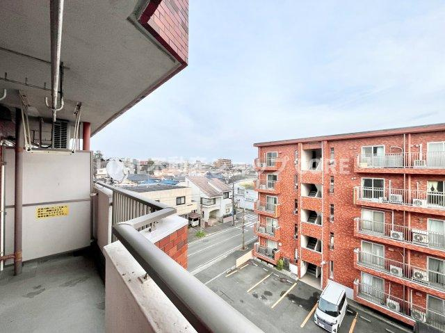 開放感いっぱいの眺望と共に光と風を享受するバルコニー。景観を眺めることができます。　