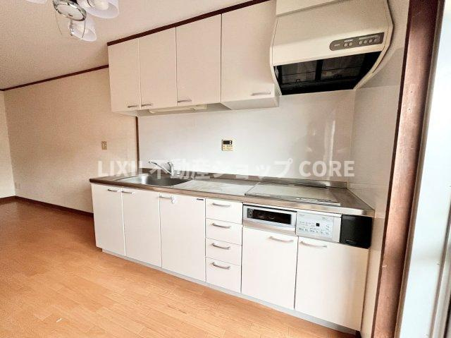 沢山の調理器具や調味料が収納でき、大きな流しもついてます　毎日のお料理が楽しみです！　