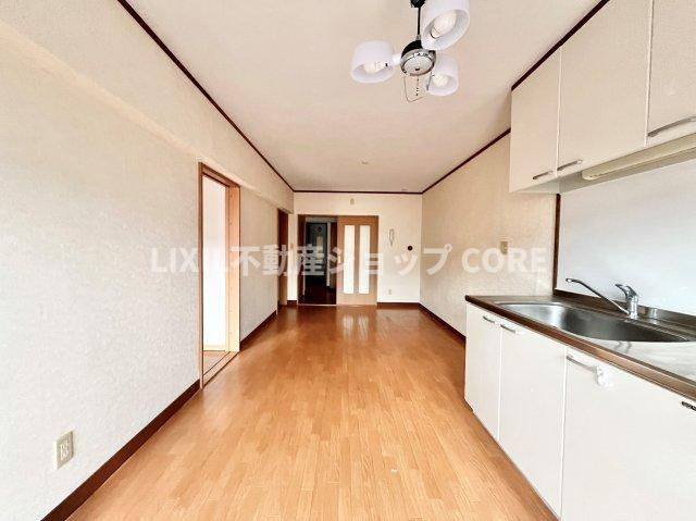 三口コンロで、お料理の効率もアップ！使い勝手の良さを考えました。お洒落なシステムキッチンです。　