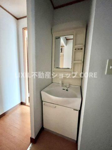 清潔感のある色で統一されたプライベート空間は、身だしなみチェックや肌のお手入れに最適です。　