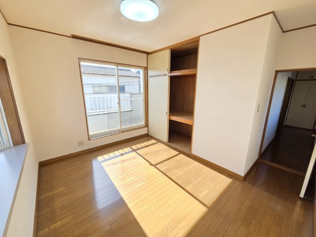 2階7.5帖の洋室です
