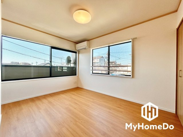 勉強やお遊びにぴったりの明るいお部屋ですね。