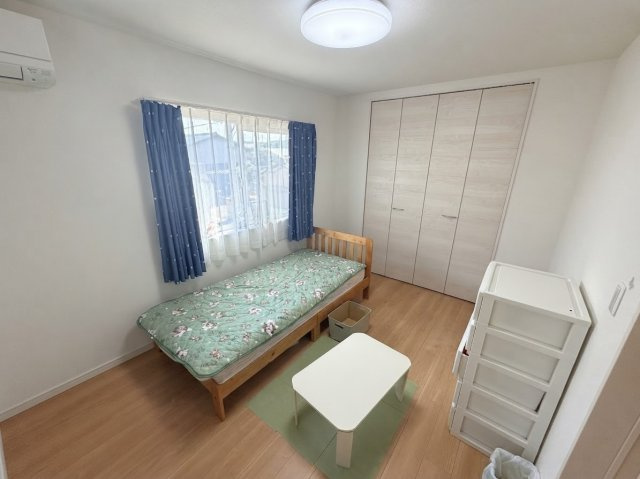 洋室6.3畳。大型収納付き。家具を置いてもゆとりを保てます。