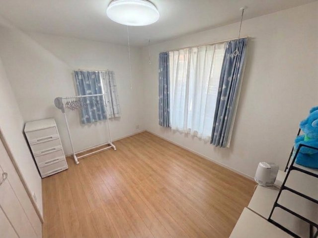 洋室6畳。二面採光の洋室。子ども部屋や仕事部屋にも使いやすい一室です。