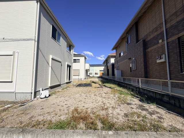 水はけのよい砂質土の敷地で、大雨の翌朝も水が引きやすいです。