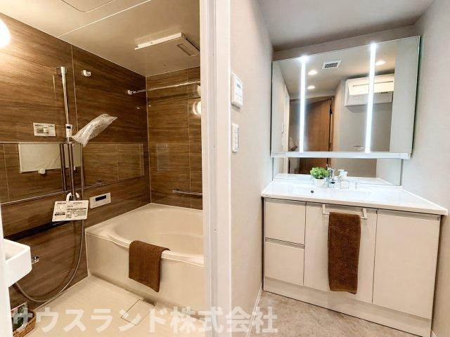 清潔感あふれる三面鏡付洗面化粧台と木目調浴室が、毎日の身支度と癒しの時間をより快適に演出してくれます