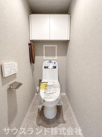 毎日の何気ない時間にも心地よさを。温水洗浄便座付きの快適なトイレ空間。