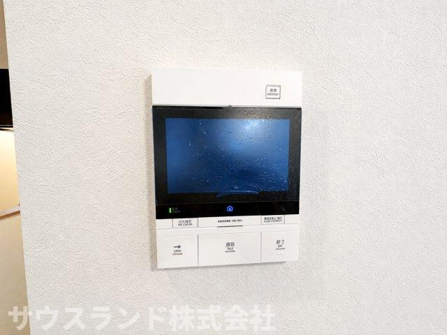 お子さまのお留守番時にも心強いTVモニター付きインターフォンで、家族に安心を添えます。