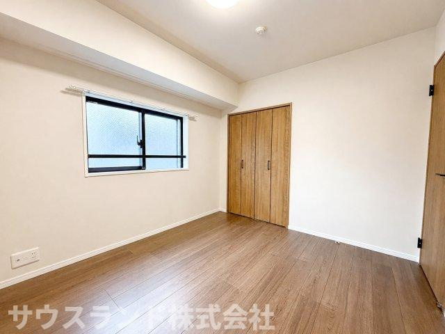 木目の温もりと清潔感が調和した、使いやすい洋室。寝室やワークスペースなど多目的に活用できます。