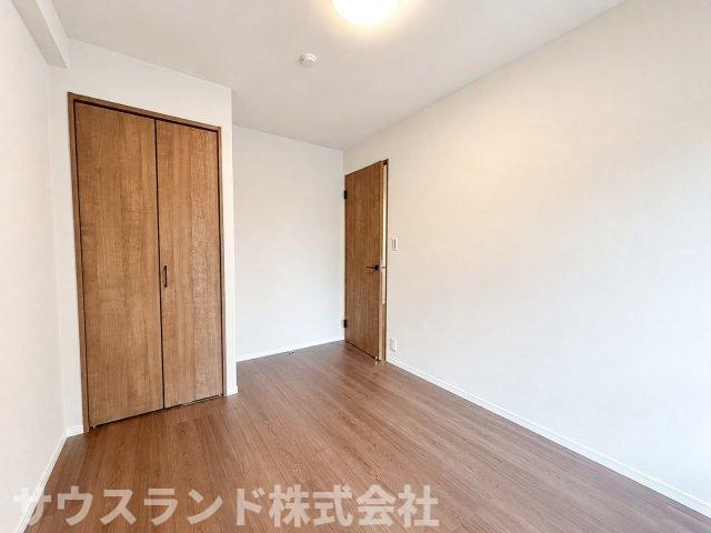 やさしい木目の風合いが魅力の洋室。落ち着いた雰囲気の中で、くつろぎの時間を過ごせます。