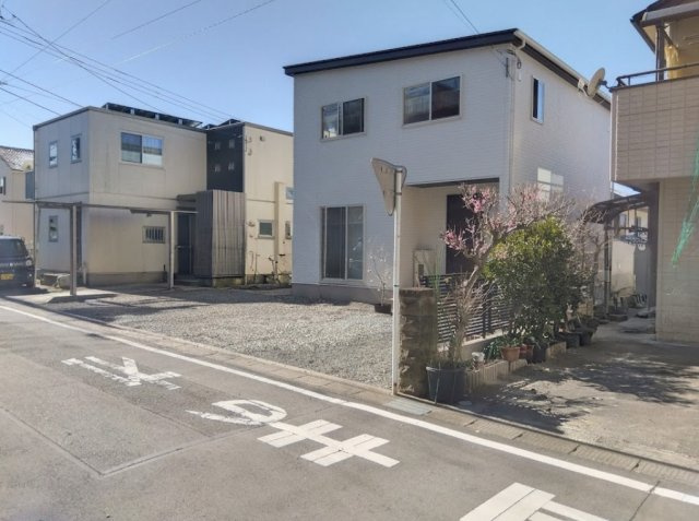 敷地内は広々とした駐車スペースを確保しており、4台駐車も可能です。来客時も安心ですね。　前面道路もすっきりしており、車の出し入れもスムーズです。