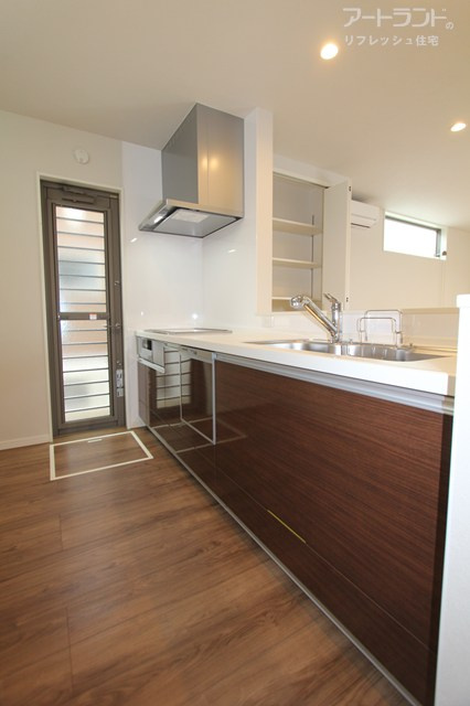 【システムキッチン】リビングの様子を見渡せるカウンターキッチン