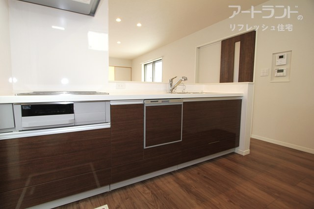 【システムキッチン】IHコンロ・シャワー水栓・食洗機付きと機能充実