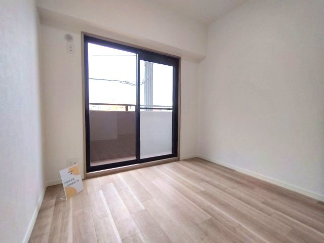 2つの窓から自然光が入り込むため部屋全体が明るく開放感があります。