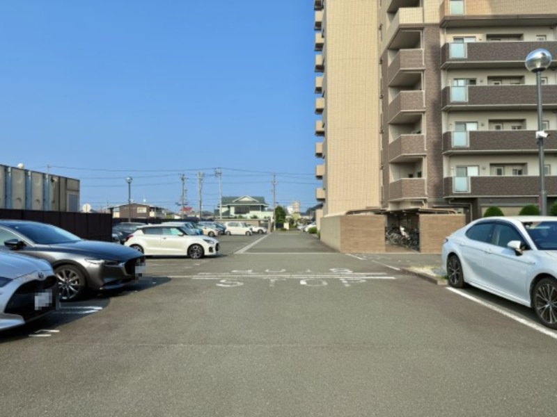 駐車場は全て平面駐車です。機械式のように時間を待つストレスがありませんよ。