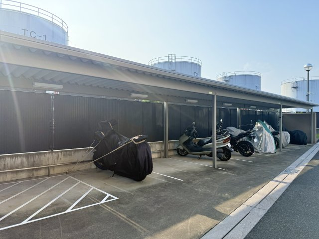 バイク置き場もゆとりある空間が広がっています。