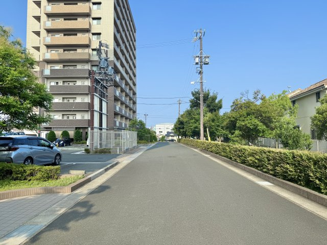 前面道路はほとんど車通りないので、駐車が苦手な方でも落ち着いて駐車することができますよ！
