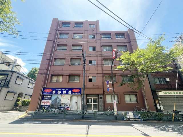 6階建てのマンションです。今回は5階角部屋で、三方窓がある角部屋です！