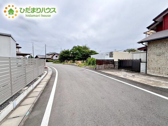 繁華街のようなにぎやかさがないため、車の音や話し声が少なく、静かな生活を望む人に適している閑静な住宅地！