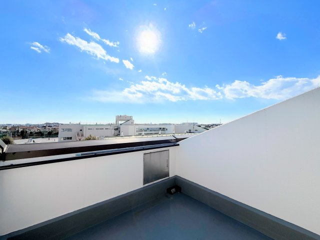 ◆水道付きの開放的なルーフバルコニー♪水遊び、家庭菜園、BBQ等家族団欒の時間をお過ごしいただけます。