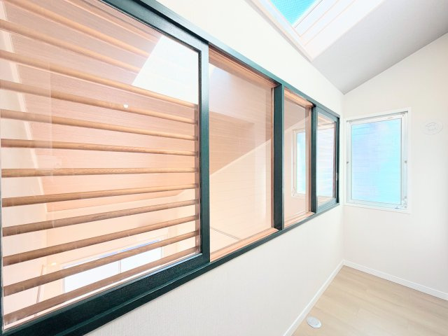 ◆室内はいつも明るい印象なので気持ちの良い朝を迎えられます。各部屋にはクローゼットを完備しており、収納が多いお家はすっきりして快適空間です。