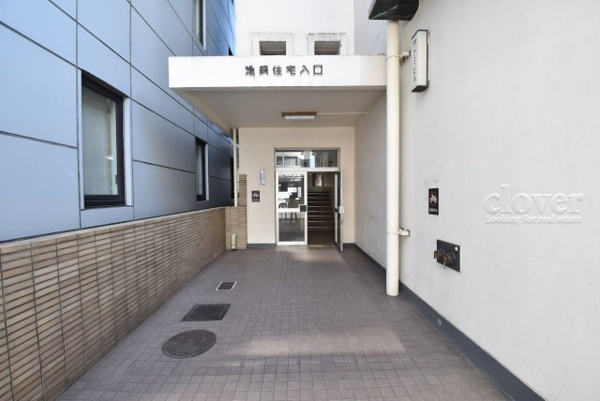 【池袋住宅（サトミビル）のエントランス】