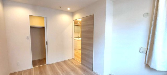 洋室約6.2帖♪南東向きに大きな窓があり、明るい住空間です。大容量のウォークインクローゼットがあり、主寝室としてもオススメの居室です。