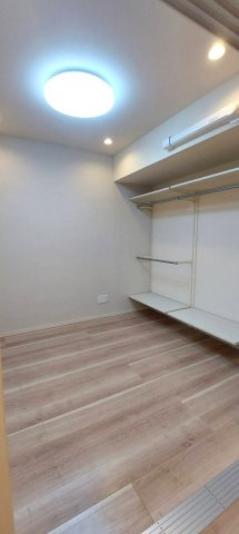 洋室約4.0帖♪ご自身のプライベート空間やお子さま部屋に最適なお部屋です。見せる収納でこだわったお部屋作りをおたのしみいただけます。