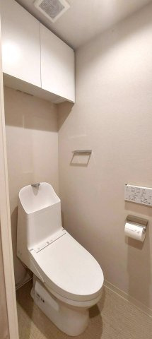 お手入れのしやすい温水洗浄便座トイレです。吊戸棚収納があり、トイレ空間をすっきりと保つことができます。