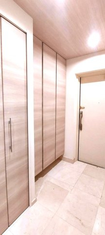 大理石の玄関廊下♪デザイン性と機能性を兼ね備えた空間です。