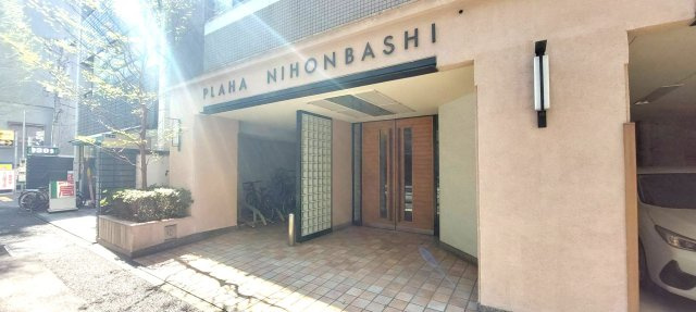 上質感漂うエントランスアプローチ。居住者の帰り、訪れる方を優しく迎える・安らぎに満ちた生活空間を予感させます。
