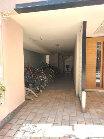 屋根のある駐輪場で、雨風から大切な自転車を守ります。