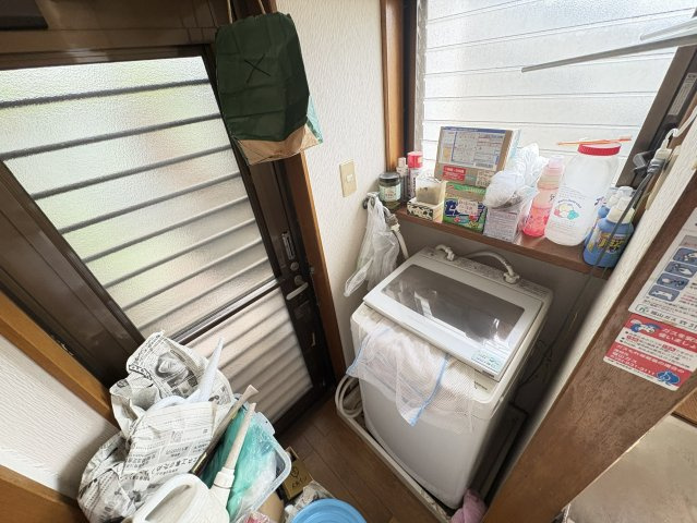 窓から光が差し込む明るい脱衣所は、換気がしやすく湿気対策にも安心。洗濯機置き場もしっかり確保され、日常の家事をスムーズにこなせる設計です。勝手口につながっており、外干しへの動線も短く効率的。