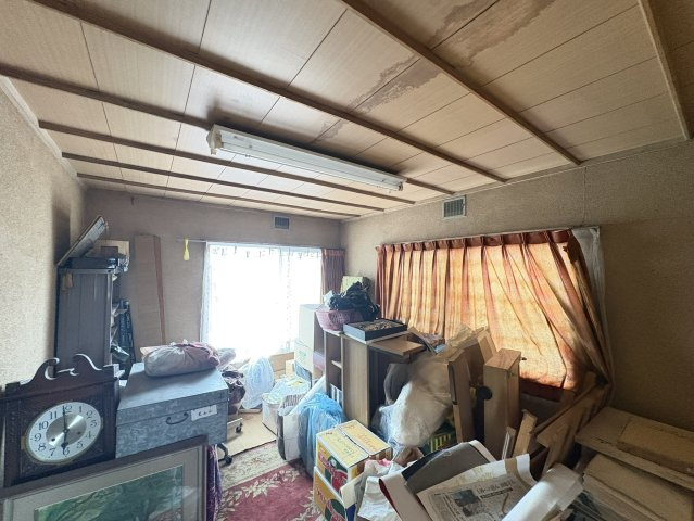 2面採光の和室は、明るく開放的な空間を演出します。収納棚や本棚を設置できるスペースもあり、趣味や勉強部屋としても活用可能。ご家族のライフスタイルに合わせて自由にアレンジできるお部屋です。