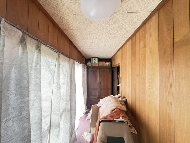 広縁のように使える明るい廊下は、窓から柔らかな光が差し込み、くつろぎのスペースや収納場所としても。木目調が落ち着きを演出し、住まいに温かみをプラス。椅子や小物を置けば読書や趣味を楽しむこと可能(^^♪