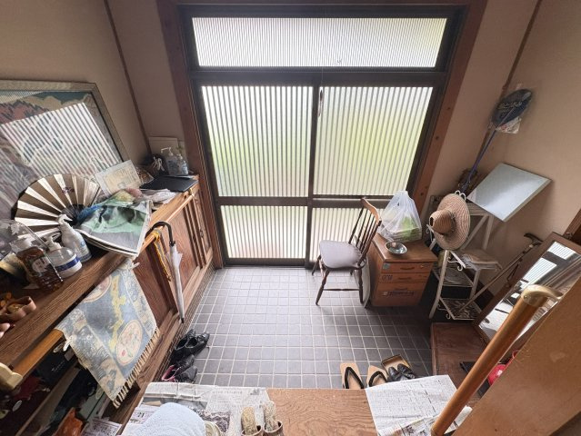 広々とした玄関ホールは、採光性のあるガラス扉から光が差し込み、明るく開放感のある空間を演出しています。木の質感を活かした収納や建具が温かみを与え、来客を心地よく迎える雰囲気を備えています。