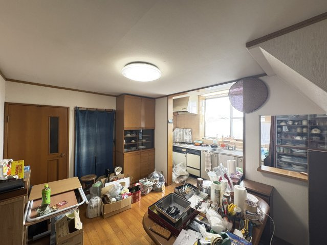 明るい光が差し込むダイニングは、キッチンとつながり家族の会話が弾む空間です。備え付け収納が多く、食器や日用品をすっきり整理可能。キッチンからダイニングへの動線もスムーズで料理を運ぶ際にも便利な設計です