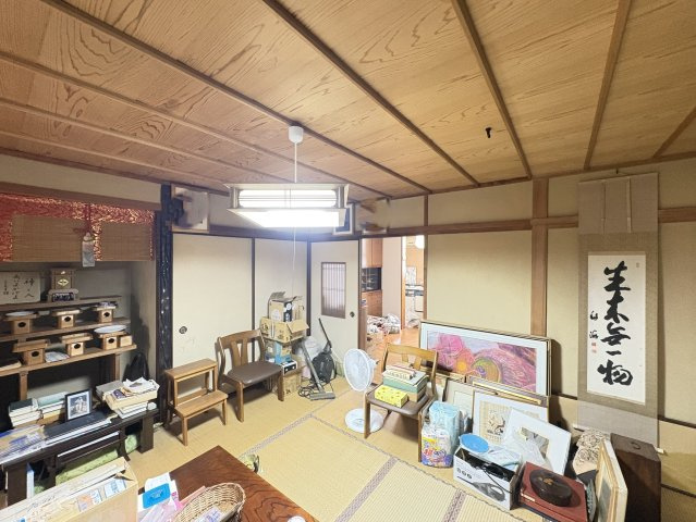 伝統的な和の趣が漂うリビングは、落ち着いた空間で家族がくつろげる癒しの場。広々とした畳敷きの部屋は来客用にも最適で、障子や木の天井が温かみを演出します。隣接するキッチンへの動線もスムーズです。