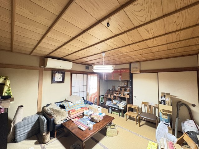 畳の香りに包まれるリビングは、日本の伝統を感じさせる空間。障子から柔らかな光が差し込み、ゆったりとした時間を過ごせます。和のしつらえが心地よく、客間や家族団らんの場として多用途に利用可能。