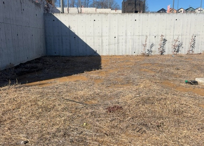 土地の形が極端に長細かったり、狭小地、あるいは道路との高低差がある傾斜地だった場合、後々売ろうとしても買い手がつかない場合もあります。後々、売却することになった時に価値の下がらない土地を選びましょう。