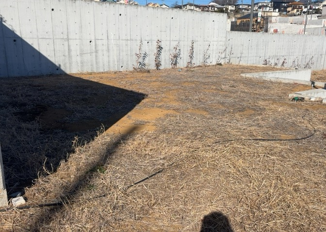 土地の面積＝住宅面積ではありません。建ぺい率の問題などで、土地のある場所によって住宅を建てられる面積は限られています。高さもしかり、「土地」という言葉の中には、建築条件も含まれると考えておきましょう。