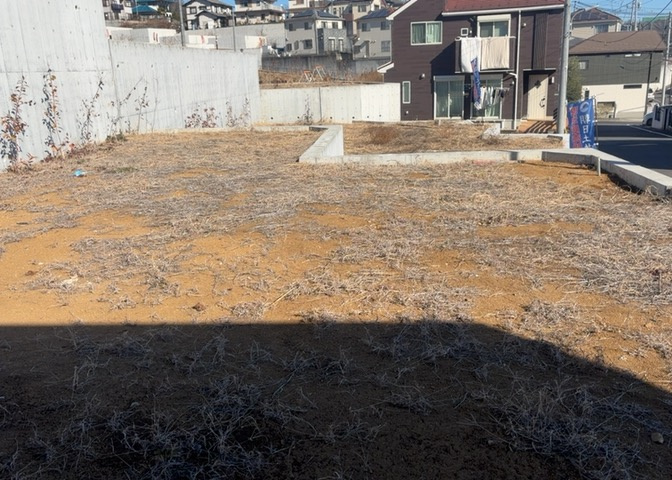 家を建てる場合、方位は要チェックです。現実的に日当たりのよい家ならばリビングは南側、建築基準法でも北側に当たる家への配慮は求められています。土地を見学に行く際は、方位磁針を持って行くようにしましょう。