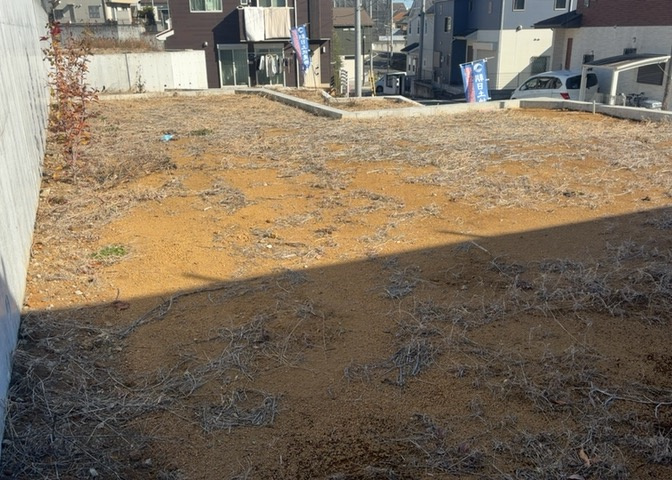 土地を買う際、住む地域の自治体や福祉の補助制度にも注目してみましょう。子供や老人の医療補助やゴミ出しのルールなど、自治体によってルールに大きな違いがあるため、暮らしやすい土地で判断するとよいでしょう。