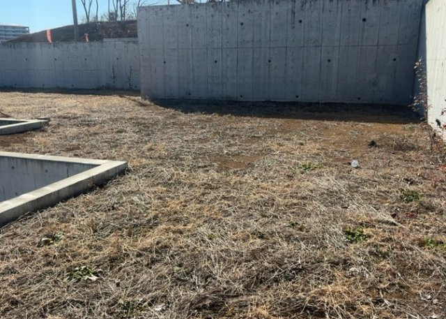 土地の前の道路に消火栓が設置されていることがあります。この場合、道路交通法第45条第1項により、駐車禁止の場所が指定されています。そのため、車庫などの駐車スペースをつくることができない場合があります。
