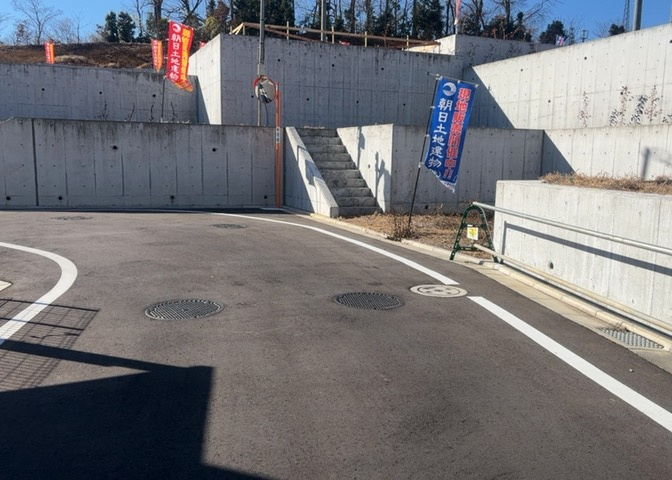 現地に行くなら、物件の周囲の地形がどうなっているかを見ることも大切です。周辺より低くなっている土地では、大雨などで水が集まりやすいため、地盤が弱くなっているということも考えられるため、注意が必要です。